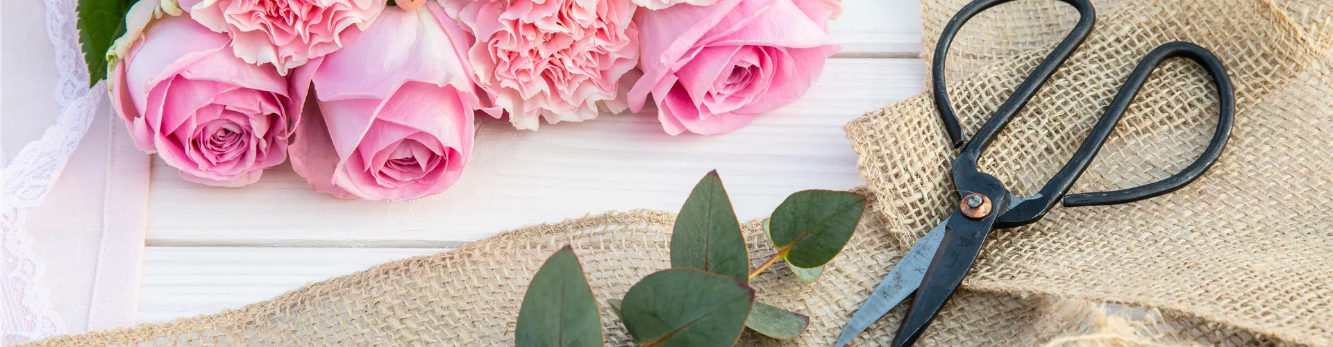 Schnittblumen und Schere