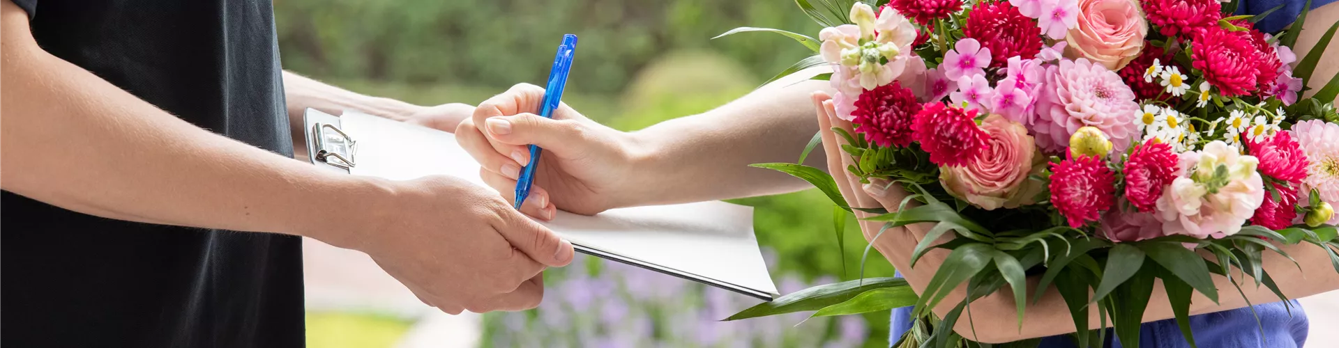 Lieferservice - Frau erhält Blumenpräsent
