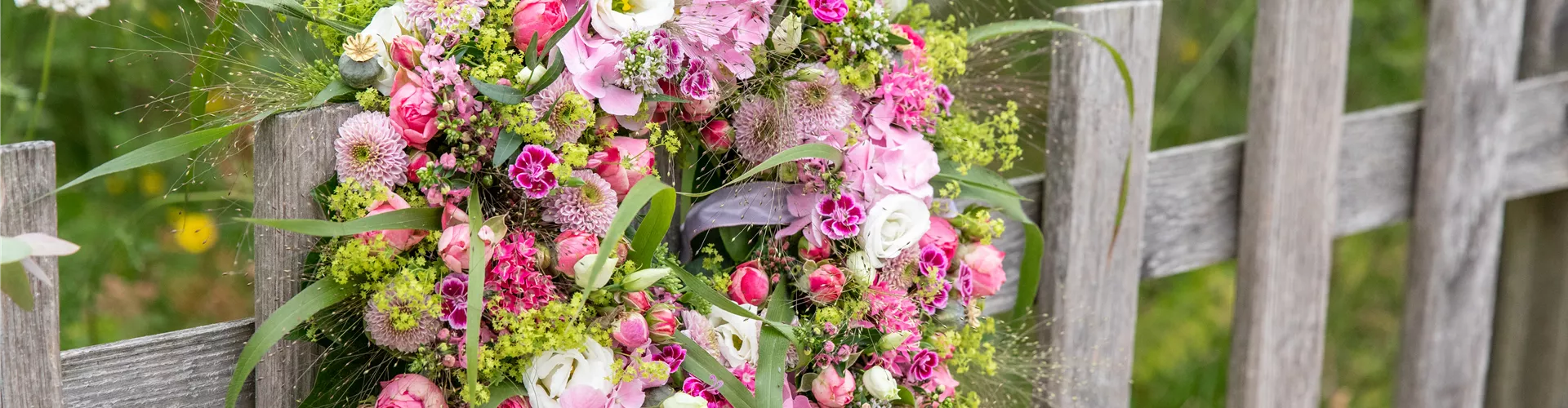 Blumenkranz am Holzzaun