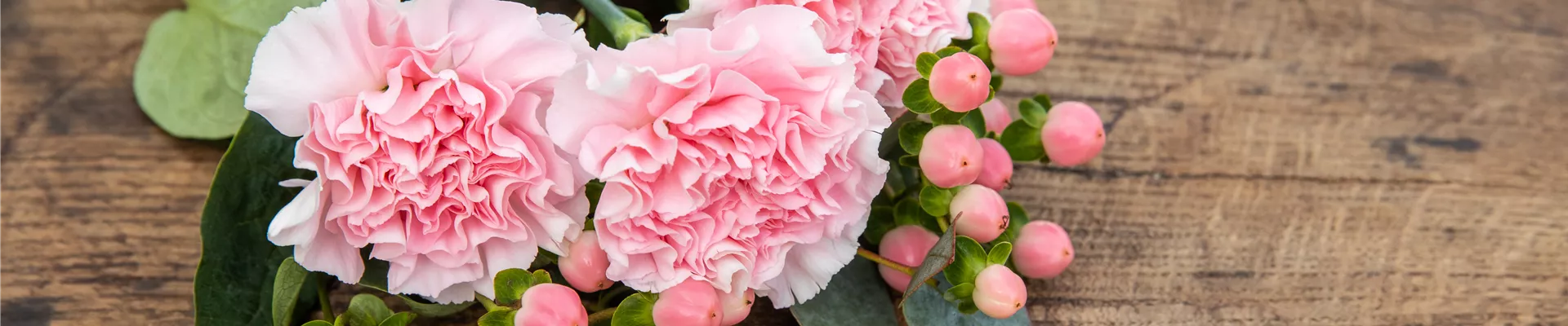 Schnittblumen auf Holzuntergrund Schnittblumen auf Holzuntergrund